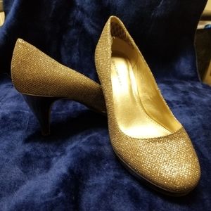 Bandolino gold heels size 8